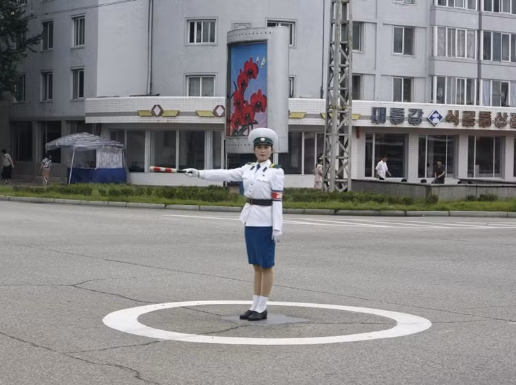 Nữ cảnh sát giao thông Triều Tiên duyên dáng trong bộ đồng phục.