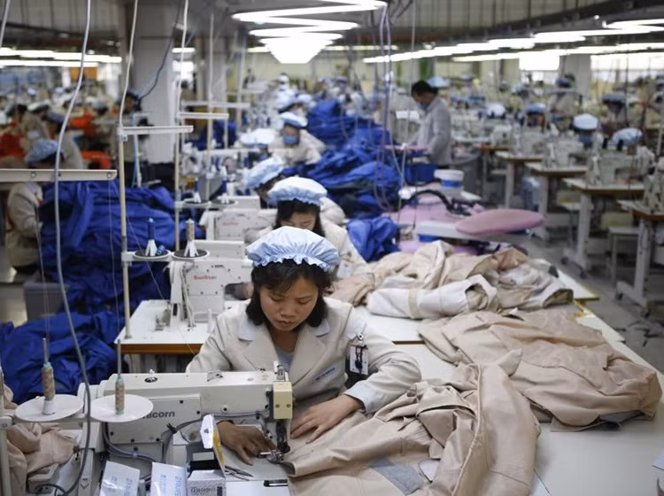 Nữ công nhân may mặc làm việc tại ,ột nhà máy của Hàn Quốc trong Khu công nghiệp hỗn hợp Kaesong.