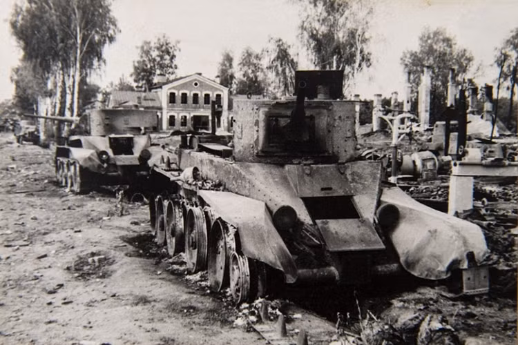 Bức ảnh chụp một xe tăng của Liên Xô bị bắn cháy trong Chiến dịch Barbarossa. Ảnh: Daily Mail