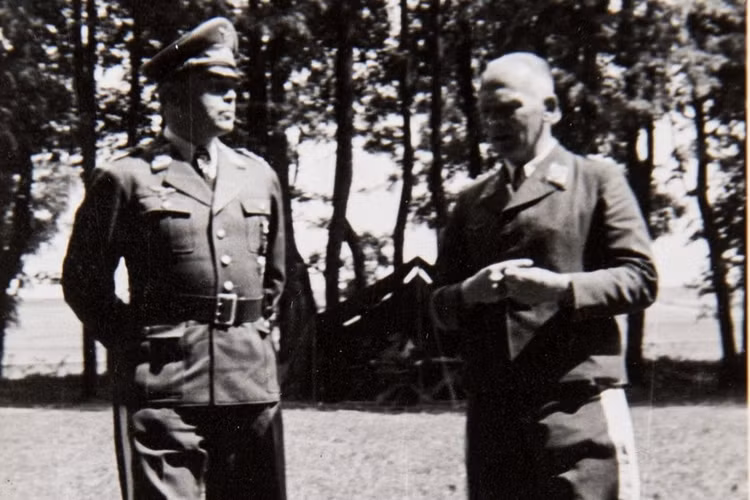 Thống soái Richthofen (bên phải) và Đại tướng Kesselring trong thời "hoàng kim" của Đức Quốc xã, trước khi xâm lược Liên Xô năm 1941. Ảnh: Daily Mail