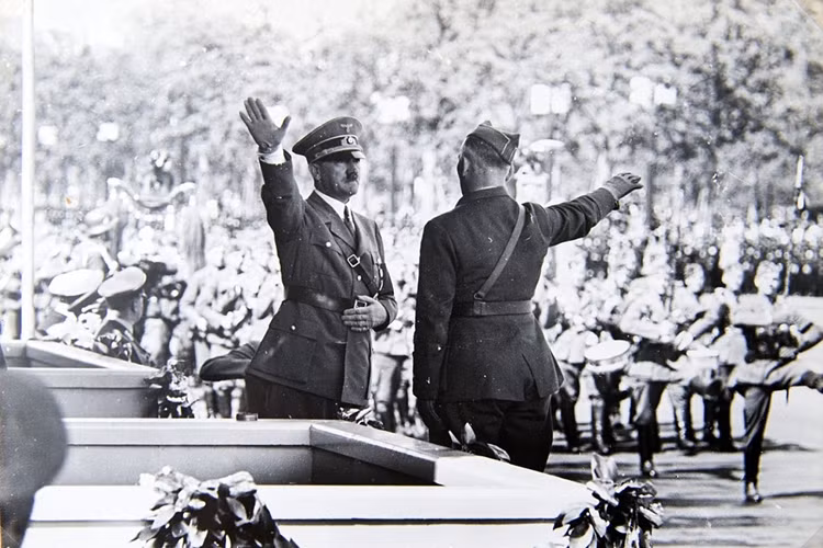 Ricthofen và Hitler trên khán đài trong album ảnh của Thống soái Wolfram von Richthofen, anh em họ của phi công sừng sỏ có biệt danh "Bá tước Đỏ" trong Thế chiến I. Ảnh: Daily Mail