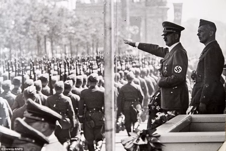 Thống soái Ricthofen đứng cạnh trùm phát xít Adolf Hitler trong cuộc diễu binh lớn ở trung tâm thủ đô Berlin hồi tháng 6/1939. Ảnh: Daily Mail