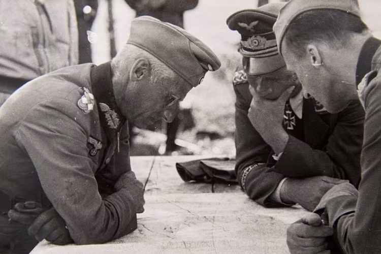 Đại tướng Hermann Hoth (left), Tư lệnh lục quân Đức Quốc xã, một tội phạm chiến tranh trong Thế chiến II. Ảnh: Daily Mail