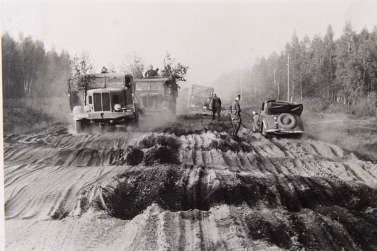 Chiến dịch Barbarossa xâm lược Liên Xô do phát xít Đức phát động vào mùa hè năm 1941. Trong chiến dịch này, quân đội Đức Quốc xã đã bắt giữ 5 triệu tù binh Liên Xô và phần lớn trong số này đã chết trong các trại tập trung. Ảnh: Daily Mail