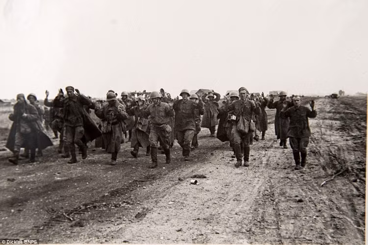 Tù binh Liên Xô bị áp giải trên một chặng đường rất dài. Thế nhưng, trong mùa đông năm 1941, Hồng quân Liên Xô đã phản công đảo ngược cục diện chiến trường. Ảnh: Daily Mail