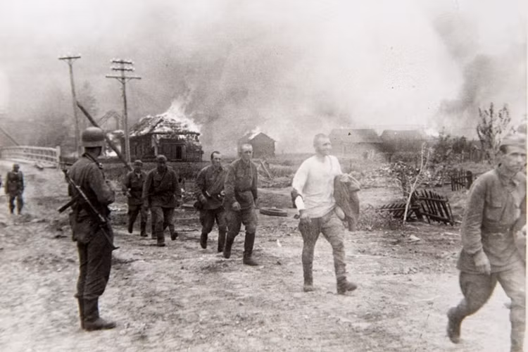 Lính Đức áp tải các tù binh Liên Xô trong Chiến tranh thế giới thứ II. Ảnh: Daily Mail