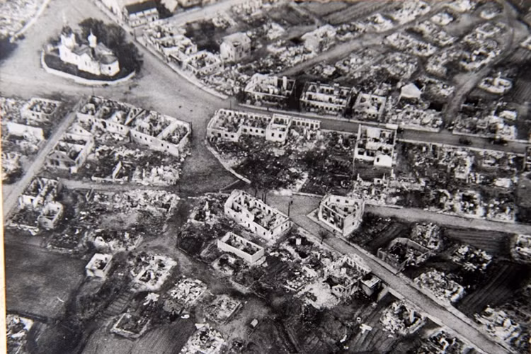 Thị trấn Merkin của Liên Xô bị tàn phá nặng nề trong Chiến dịch Barbarossa. Ảnh: Daily Mail