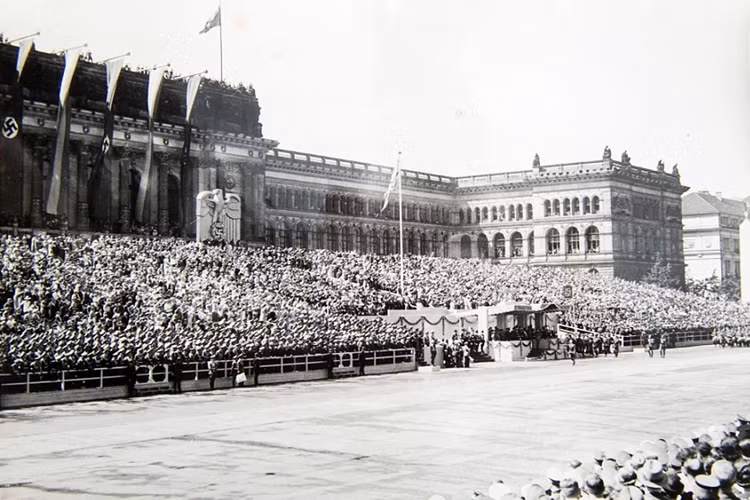 Cuộc diễu binh chiến thắng của Đạo quân Lê dương của Thống soái Richthofen ở trung tâm thủ đô Berlin trong tháng 6/1939. Ảnh: Daily Mail
