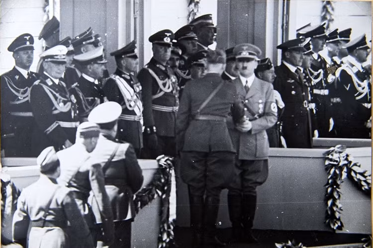 Bức ảnh Ricthofen và Hitler này nằm trong album ảnh chưa từng được công bố của Thống soái Wolfram von Richthofen, sau khi Đạo quân Lê dương của Đức giúp Tướng Franco thắng trận trong cuộc nội chiến Tây Ban Nha (1936-1939). Ảnh: Daily Mail