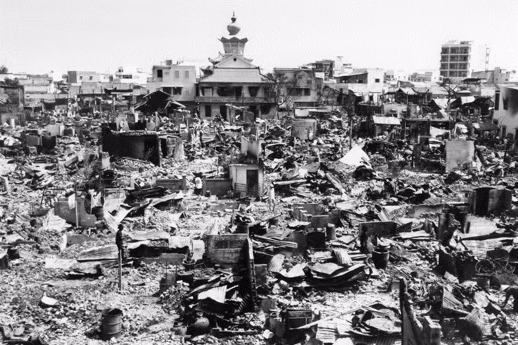 Nhiều khu phố biến thành đống đổ nát sau khi xảy ra giao chiến ác liệt ngày 5/2/1968. Ảnh AP