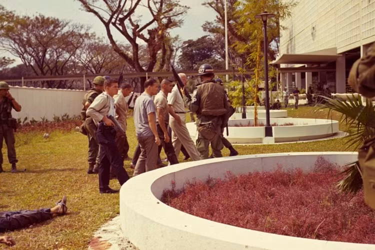 Một ngày sau khi biệt động Sài Gòn bất ngờ tấn công Đại sứ quán Mỹ tại Sài Gòn trong đêm 31/1/1968. Ảnh Getty Image