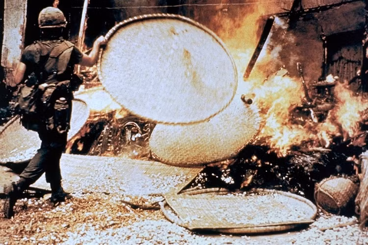 Lính Mỹ đốt phá làng Mỹ Lai ngày 16/3/1968 và bắn chết hơn 500 dân làng. Cho đến nay, Mỹ Lai vẫn là một bằng chứng cho thấy tội ác dã man của lính Mỹ ở Việt Nam. Ảnh BQP Mỹ