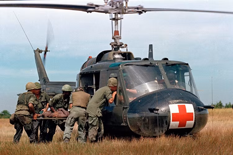 Lính Mỹ bị thương thuộc Sư đoàn bộ binh 25 được đưa lên máy bay trực thăng. Ảnh AP