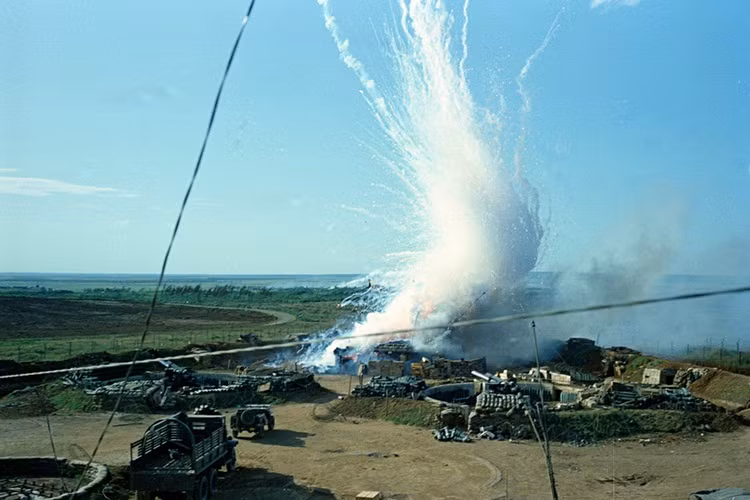 Một kho đạn của Mỹ bị nổ tung ở Gio Linh, gần khu phi quân sự, trong tháng 9/1967. Ảnh AP