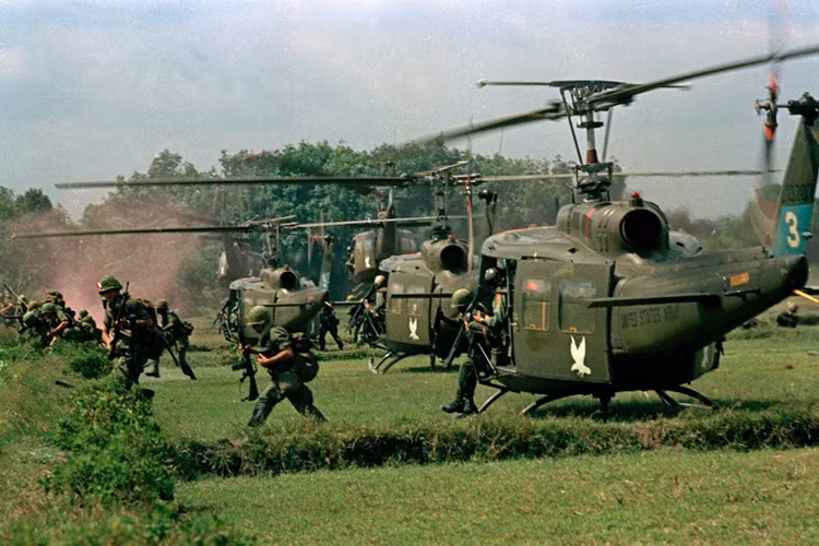 Quân Mỹ trúng ổ phục kích phải tháo chạy khỏi những chiếc máy bay trực thăng trong năm 1966. Ảnh AP