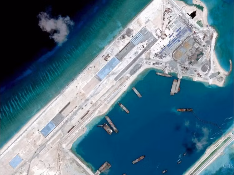 Trung Quốc "phá vỡ nguyên trạng", ráo riết xây dựng bến cảng và đường băng sân bay trên Đá Chữ Thập ở Quần đảo Trường Sa.