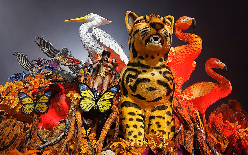 Đoàn diễu hành của Trường múa Gavioes da Fiel.