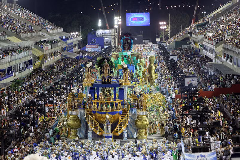 Thành phố Rio de Janeiro cũng bắt đầu mùa lễ hội. Trong ảnh là đoàn diễu hành của Trường múa Academics of Rocinha Samba tại lễ khai mạc ở Marques de Sapucai Sambadrome.