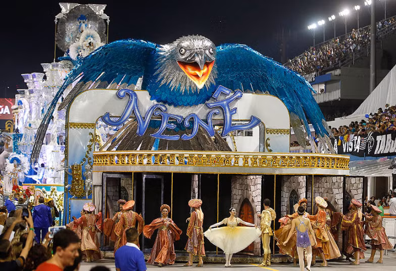 Các vũ công của Trường múa Nene de Vila Matilde tại Lễ hội Carnival Sao Paulo.