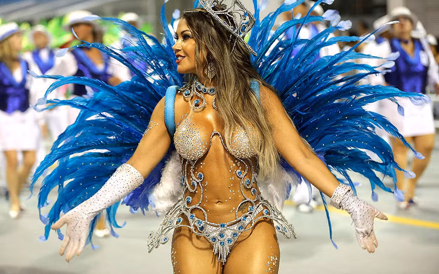 Nữ vũ công của Trường múa Nene de Vila Matilde tại Lễ hội Carnival Sao Paulo.