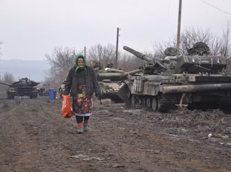 "Nếu anh bắn vào quá khứ bằng súng lục thì tương lai sẽ bắn vào anh bằng đại bác".