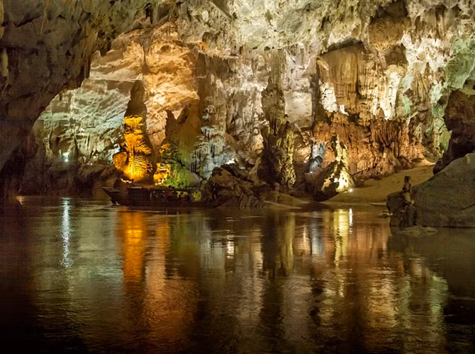 Vườn Quốc gia Phong Nha-Kẻ Bàng có nhiều bằng chứng về các giai đoạn lịch sử hình thành về địa chất của vỏ trái đất với hệ thống hang động, sông ngầm phong phú, đa dạng.
