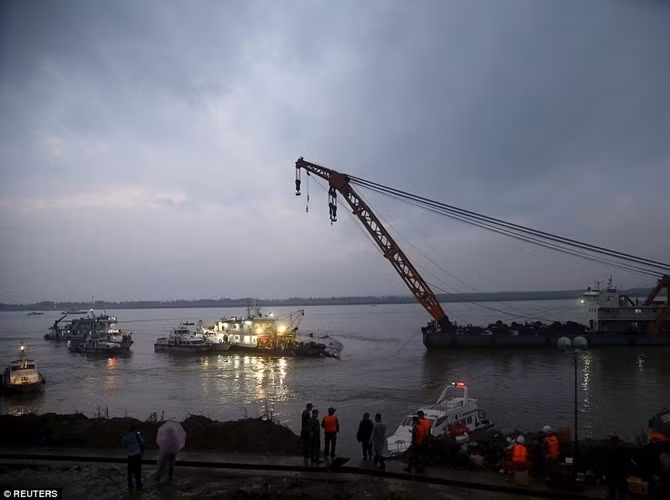 Giới hữu trách Trung Quốc đã nhanh chóng hành động và nỗ lực cứu hộ những người có thể còn sống sót. Các tàu cứu hộ và nhân viên vây quanh con tàu "Ngôi sao phương Đông" bị lật úp ở Jianli trên sông Dương Tử.