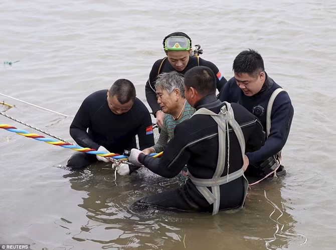 Người phụ nữ cao tuổi này được nhân viên cứu hộ giải thoát khỏi con tàu bị lật đầu giờ chiều ngày 2/6/2015.