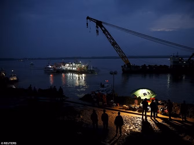 Con tàu chở khách bị lật chìm này bị nước cuốn trôi 3 cây số và hiện đang ở rất gần bờ sông. Cho đến nay, theo CCTV, chỉ có 15 người trong vụ chìm tàu "Ngôi sao phương Đông" được cho là còn sống sót. Đa số du khách đi trên tàu là những người cao tuổi.