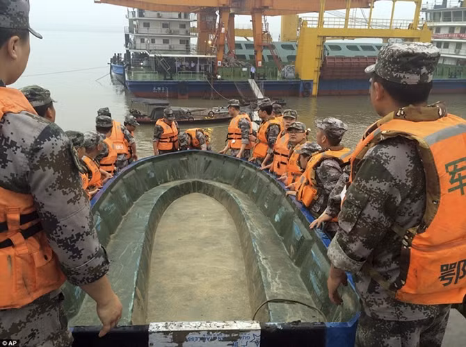 Một nhóm cứu hộ đưa thuyền xuống sông để tìm kiếm những người mất tích. Tân Hoa Xã tường thuật rằng cả thuyền trưởng lẫn kỹ sư trưởng đều nói con tàu bất ngờ bị dính lốc xoáy và lật úp nhanh rất nhanh chóng.