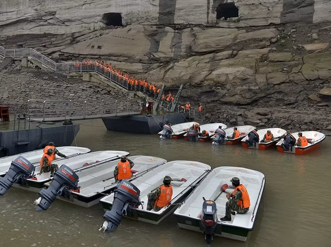 Hàng trăm nhân viên cứu hộ nhanh chóng đến nơi tàu "Ngôi sao phương Đông" bị lật chìm trên sông Dương Tử.