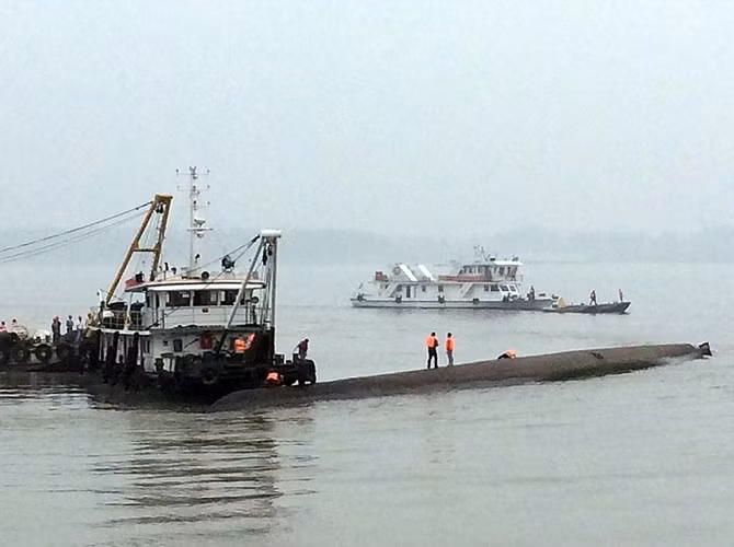 CCTV chiếu hình ảnh các nhân viên cứu hộ gõ lên thân tàu bị lật nhấp nhô trên mặt nước. Họ nghe tiếng gõ đáp lại để xác định vị trí những người có thể còn sống sót và bị kẹt bên trong con tàu.