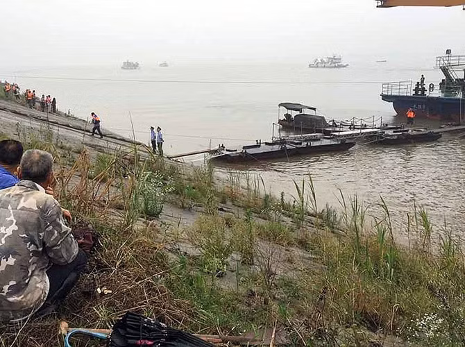 Thuyền trưởng và kỹ sư trưởng nằm trong số những người đầu tiên được cứu. Cả hai đang bị cảnh sát tạm giữ để thẩm vấn, khi các nhà chức trách muốn tìm hiểu điều gì đã xảy ra đối với tàu "Ngôi sao phương Đông".