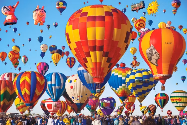 Lễ hội khinh khí cầu Albuquerque, Mỹ: Lễ hội này là sự kiện hàng năm xảy ra trong khoảng thời gian 9 ngày. Một số lượng lớn khinh khí cầu với kích cỡ, hình dạng khác tạo ra một khủng cảnh vô cùng sống động trên bầu trời.