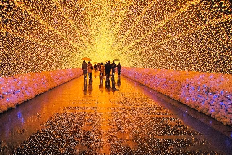 Lễ hội ánh sáng mùa đông, Nhật Bản: Lễ hội này được tổ chức vào mùa đông ở thành phố Kuwana của Nhật Bản. Hàng triệu đèn LED được dùng để thắp sáng công viên và mang lại cho du khách một trải nghiệm đáng nhớ.