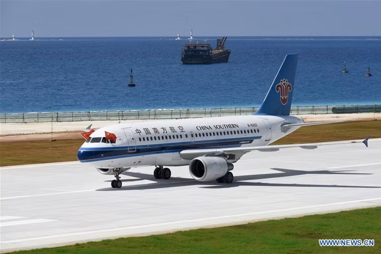 Phản ứng trước phán quyết PCA, ngày 13/7, Trung Quốc ngang nhiên đem hai máy bay dân sự hạ cánh xuống các đường băng xây dựng trái phép trên Đá Vành Khăn và Đá Xu Bi ở Quần đảo Trường Sa của Việt Nam. Ảnh NEWS.CN