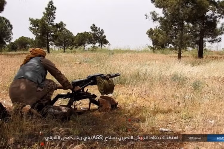 Phiến quân dùng súng phóng lựu bắn về phía binh sĩ Syria tấn công Căn cứ không quân T3 ở phía đông thành phố cổ Palmyra. (Nguồn: AMN)