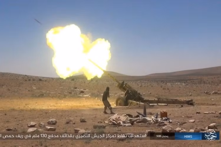 Không những thế, phiến quân IS còn dùng cả trọng pháo... (Nguồn: AMN)