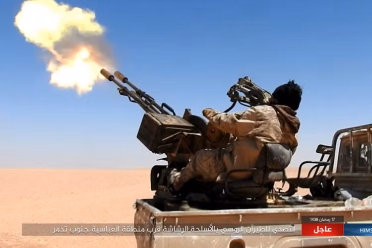 Máy bay chiến đấu Nga bay lượn trên chiến trường và phóng nhiều tên lửa, trong khi phiến quân IS súng phòng không 2 nòng cỡ 23mmm bắn trả. (Nguồn: AMN) 