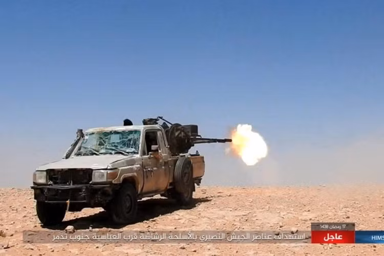 Không những thế, phiến quân IS còn dùng súng phòng không nã đạn xối xả vào bộ binh và xe quân sự của Quân đội Syria. Bất chấp sự kháng cự quyết liệt của phiến quân IS, Quân đội Syria sẽ tấn công căn cứ này trong vài ngày tới. (Nguồn: AMN)