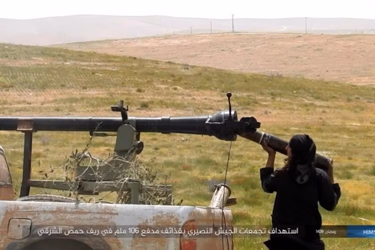 Để ngăn chặn xe bọc thép của Quân đội Syria, chúng dùng súng không giật SKZ. (Nguồn: AMN)