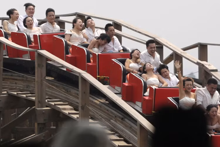 Sau hôn lễ, các cặp đôi trải nghiệm những sự thăng trầm thót tim trong cuộc sống gia đình sau này ở Công viên giải trí Happy Valley, thành phố Vũ Hán, Trung Quốc. Ảnh: Sputnik