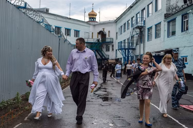 Đám cưới trong nhà tù của cặp đôi cựu tù nhân để kỷ niệm ngày đầu mới quen nhau. Ảnh: Sputnik