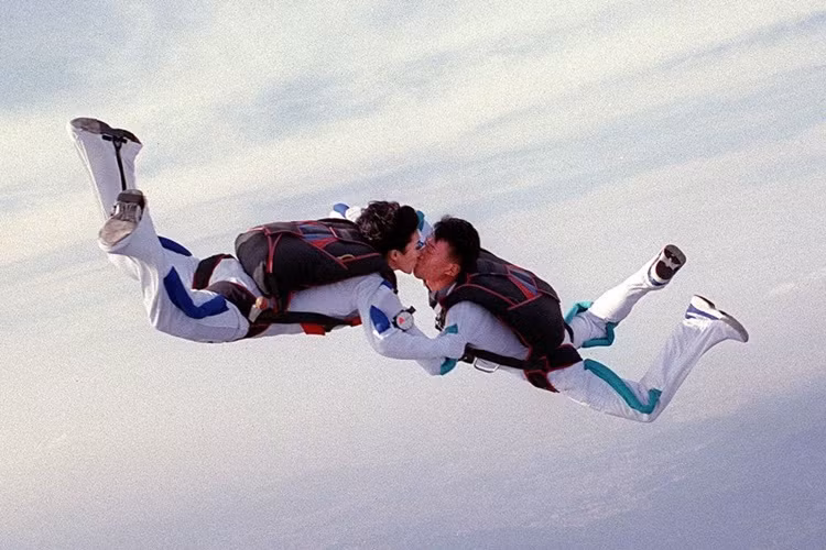 Một trong số những đám cưới độc dị trên thế giới là hôn lễ rơi tự do của cặp đôi vốn là lính dù đặc nhiệm trong quân đội Hàn Quốc. Ảnh: Sputnik