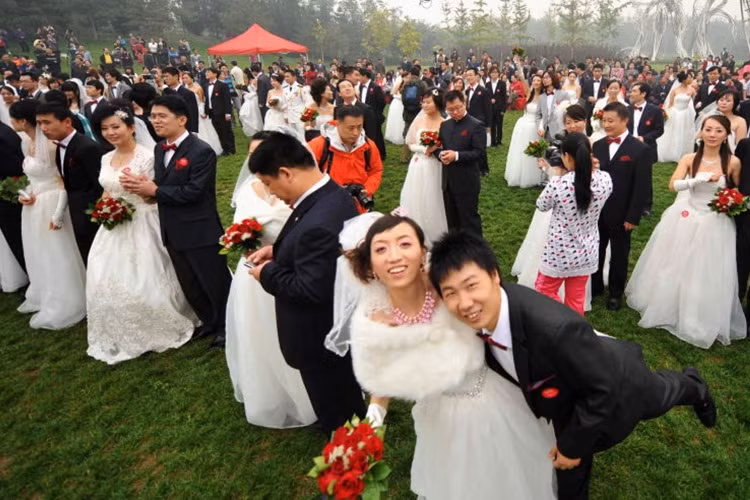 Đám cưới tập thể của 200 cặp đôi tổ chức tại SVĐ "Tổ Chim" nổi tiếng ở Bắc Kinh. Ảnh: Sputnik