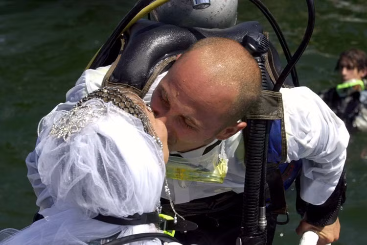 Chú rể người Ai Cập hôn cô dâu người Pháp Celine Modelon trong một đám cưới dưới nước ở thành phố cảng Alexandria, Ai Cập. Ảnh: Sputnik