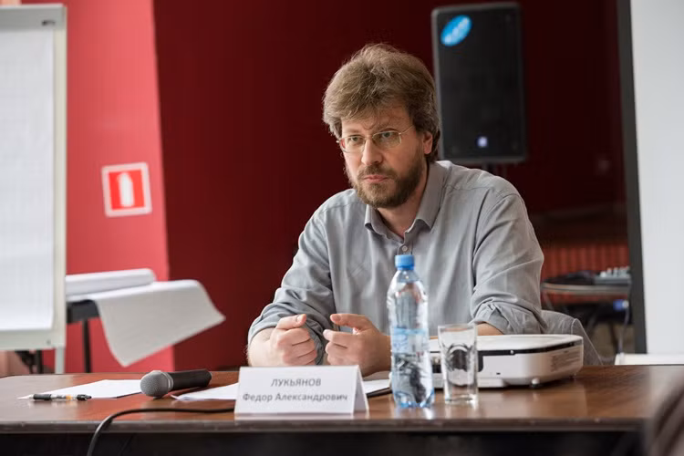 The gioi doi mat voi con bao dia chinh tri?