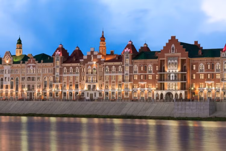 Quang cảnh phố ven sông ở Yoshkar-Ola, Cộng hòa Mari El gần sông Volga, khá giống với thành phố Bruges, Vương quốc Bỉ. Ảnh: Sputnik