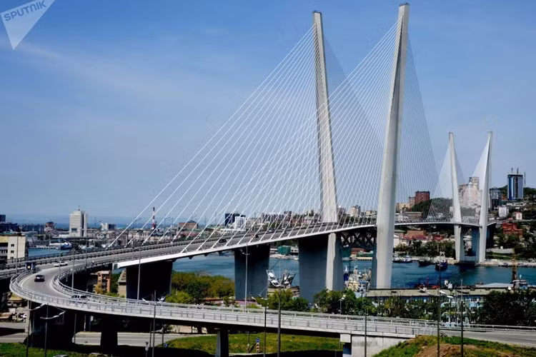 Thoạt nhìn có vẻ giống cầu Bosphorus ở Istanbul nối liên hai lục đại Âu-Á, nhưng thực ra đây là cây cầu Bridge (Cầu Vàng) ở thành phố Vladivostok thuộc Khu vực Viễn Đông, Liên bang Nga. Ảnh: Sputnik