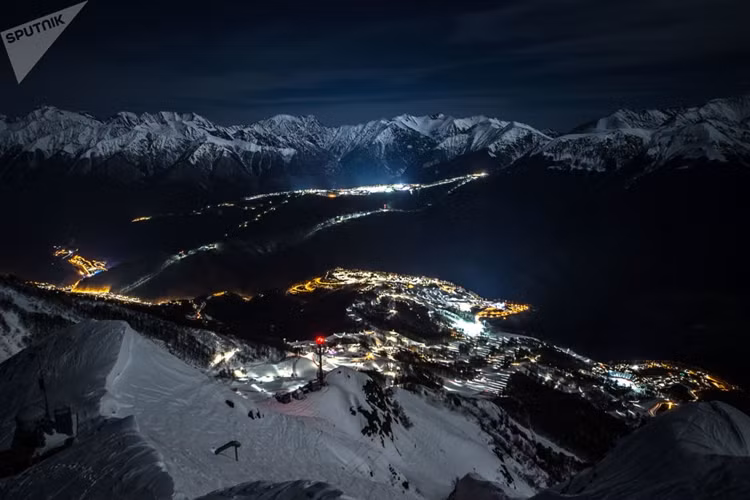 Phải chăng đây là một khu trượt tuyết trên dãy Alps ở Thụy Sĩ? Trên thực tế đây là khu nghỉ dưỡng trượt tuyết Rosa Khutor Alpine Resort ở Sochi, nơi đăng cai Thế vận hội Mùa Đông 2014. Ảnh: Sputnik